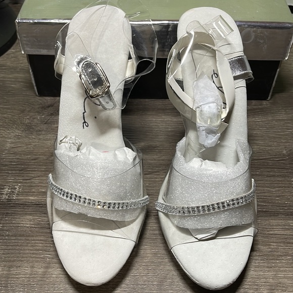 Women size 8 sandal clear - Picture 2 of 7